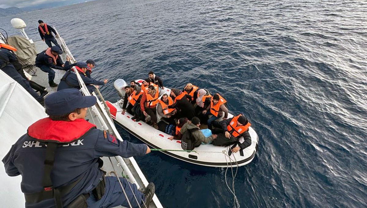 Düzensiz göçmenleri taşıyan bot arızalandı, Sahil Güvenlik kurtardı