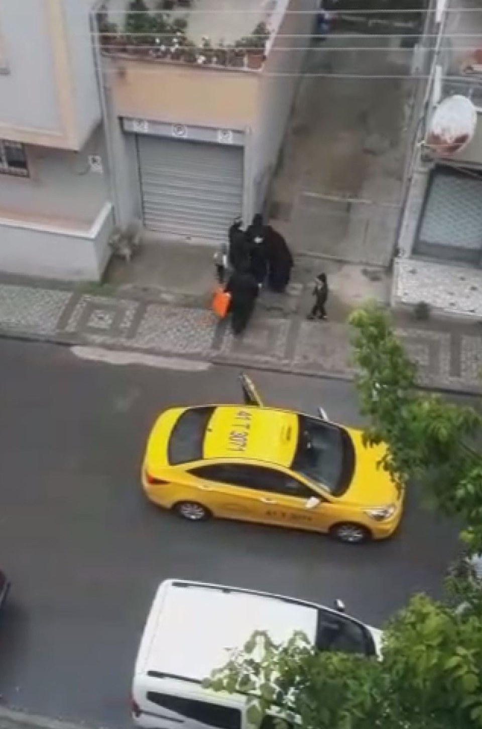 Kocaeli'de taksici doğum yapan kadını araçtan attı - 1