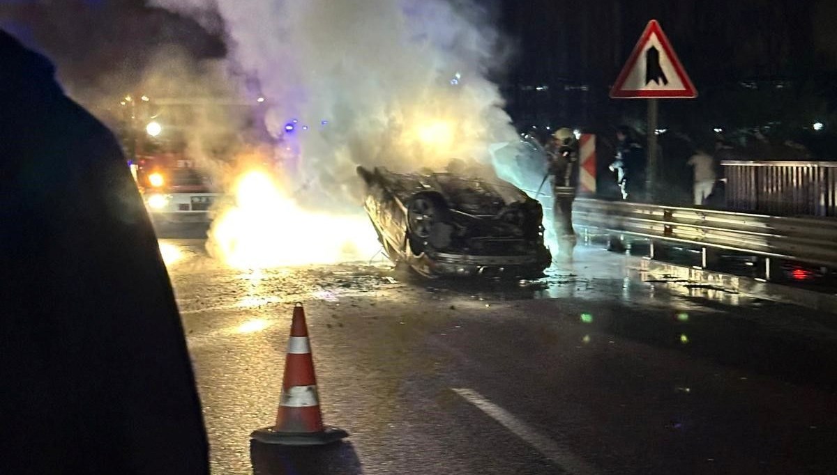 Ankara'da takla atan araç alevlere teslim oldu: İki kişi yaralandı Ankara'da takla atan araç alevlere teslim oldu: İki kişi yaralandı