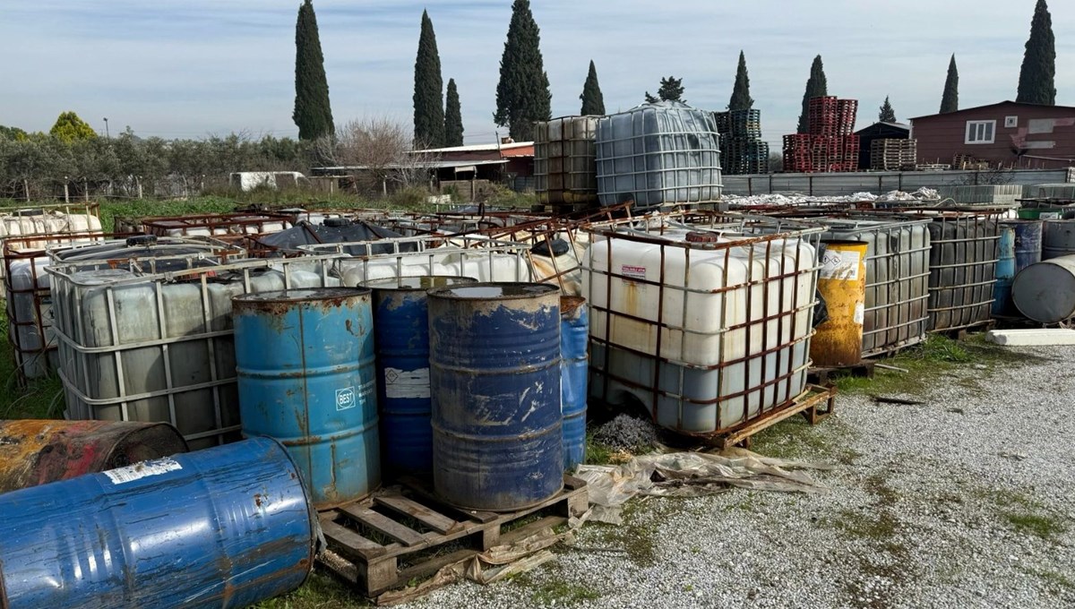 İzmir'de 250 ton kaçak akaryakıt ele geçirildi İzmir'de 250 ton kaçak akaryakıt ele geçirildi