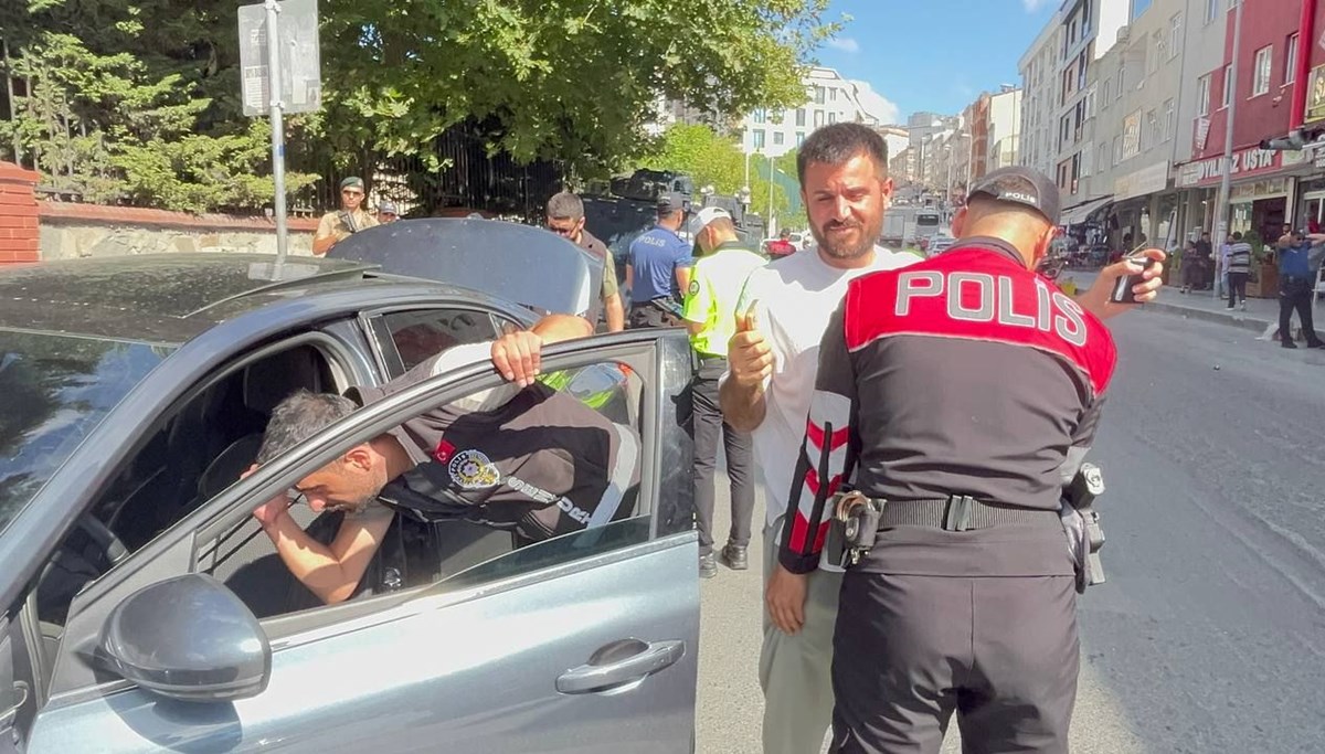 Esenyurt'ta denetim sırasında uyuşturucu madde ticareti yapan şüpheli yakalandı Esenyurt'ta denetim sırasında uyuşturucu madde ticareti yapan şüpheli yakalandı