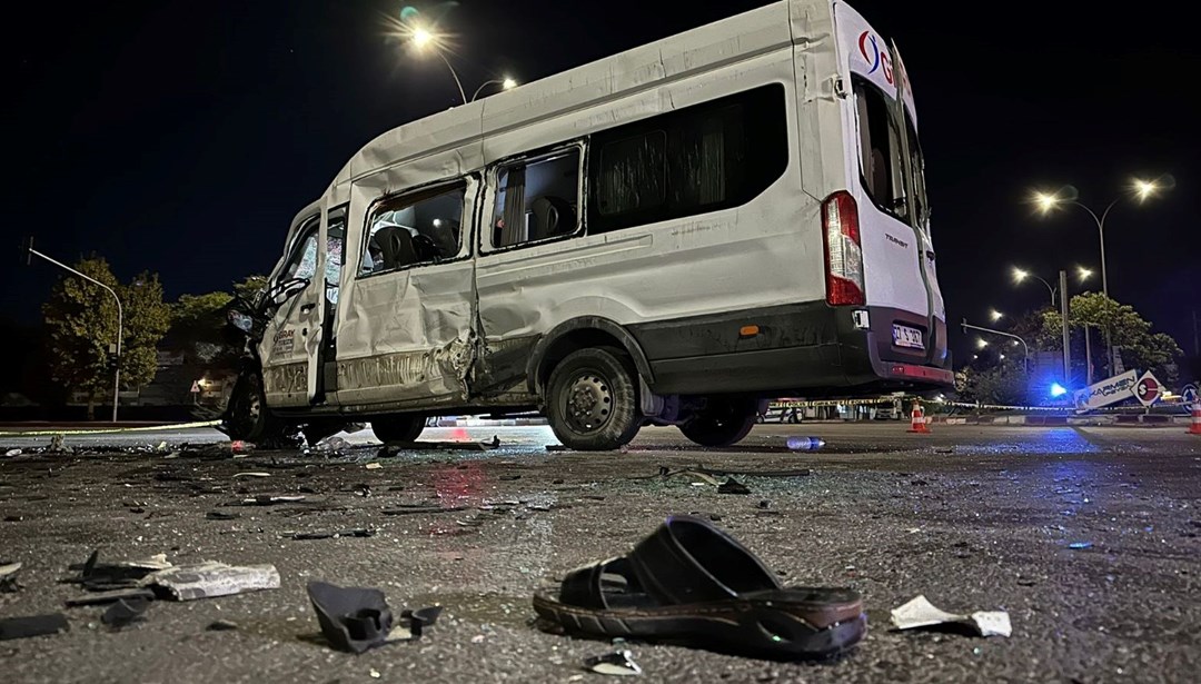 Gaziantep'te TIR işçi servisine çarptı: 3'ü ağır 13 yaralı