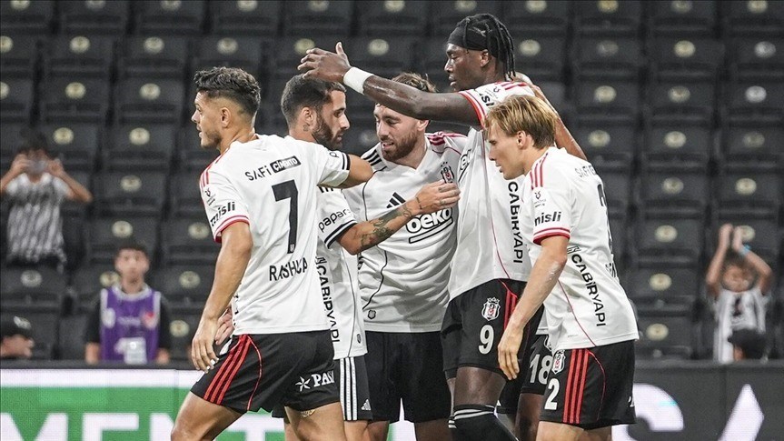 Beşiktaşlı futbolcuların gol sonrası sevinç anı.