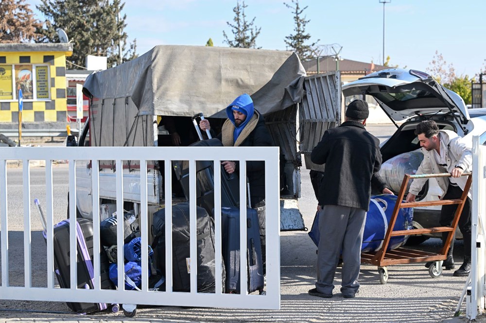 Suriyelilerin
ülkelerine dönüşü için yeni adım: Arabalar ve ziynet eşyalarının sınırdan geçişine
kolaylık - 9