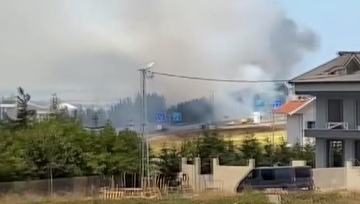 Silivri’de yangın: Edirne yönü trafiğe kapatıldı Silivri’de yangın: Edirne yönü trafiğe kapatıldı