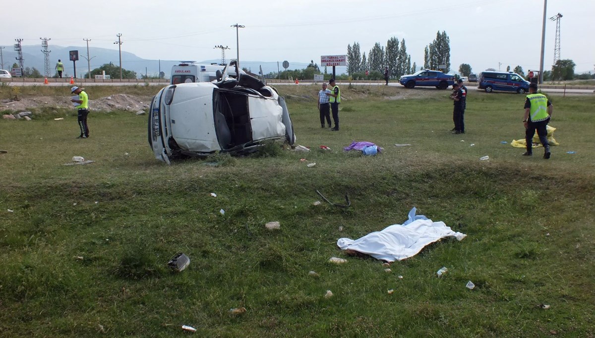 Tokat'ta otomobil şarampole devrildi: 3 ölü, 3 yaralı Tokat'ta otomobil şarampole devrildi: 3 ölü, 3 yaralı