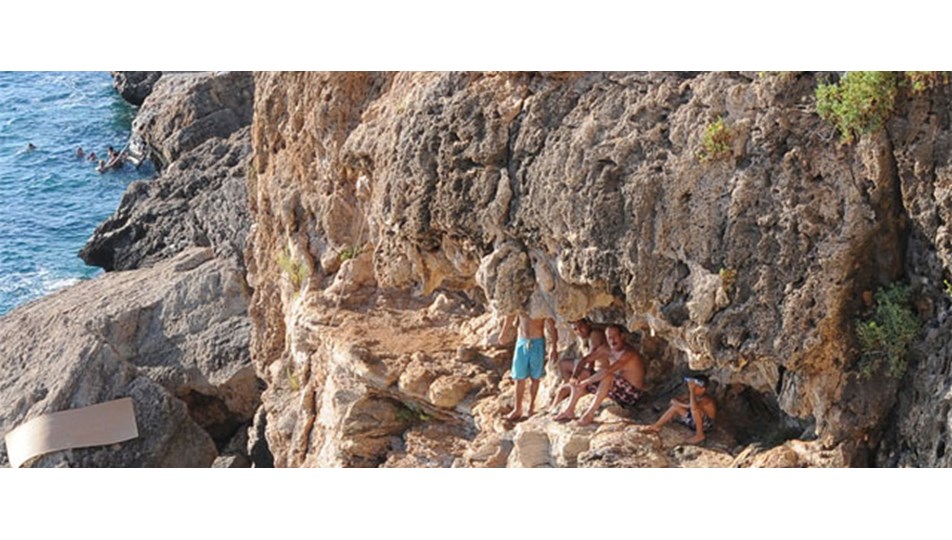 Falezlerden atlayamadı, itfaiye kurtardı