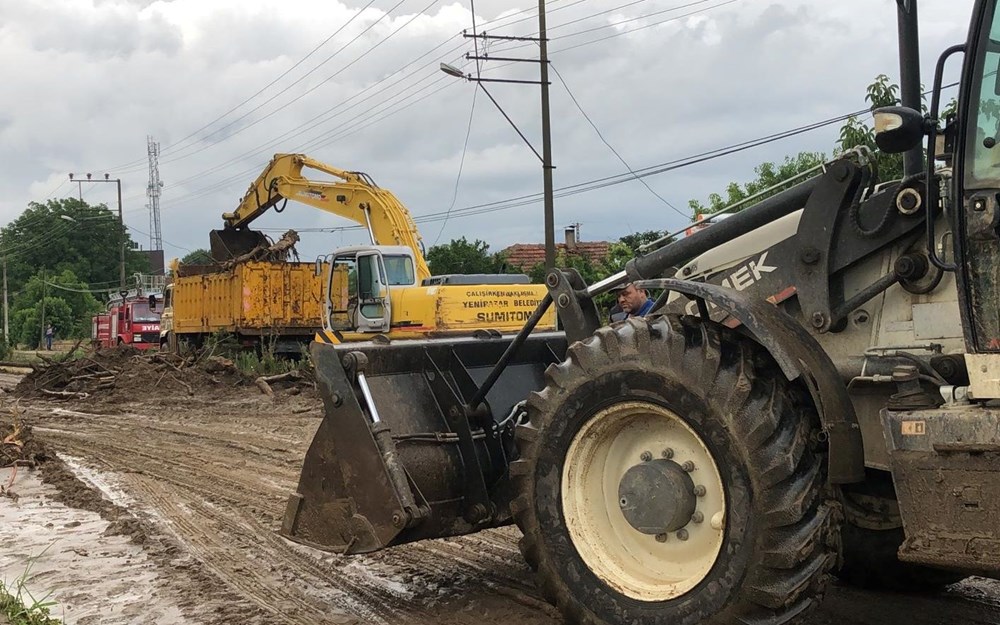 Sağanak yağış birçok ilde hayatı felç etti: Cadde ve sokaklar göle döndü, hastaneyi su bastı - 22