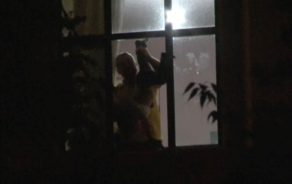 Bu nasıl baba! Çocuklarını rehin aldı, pencereden sarkıttı - 1