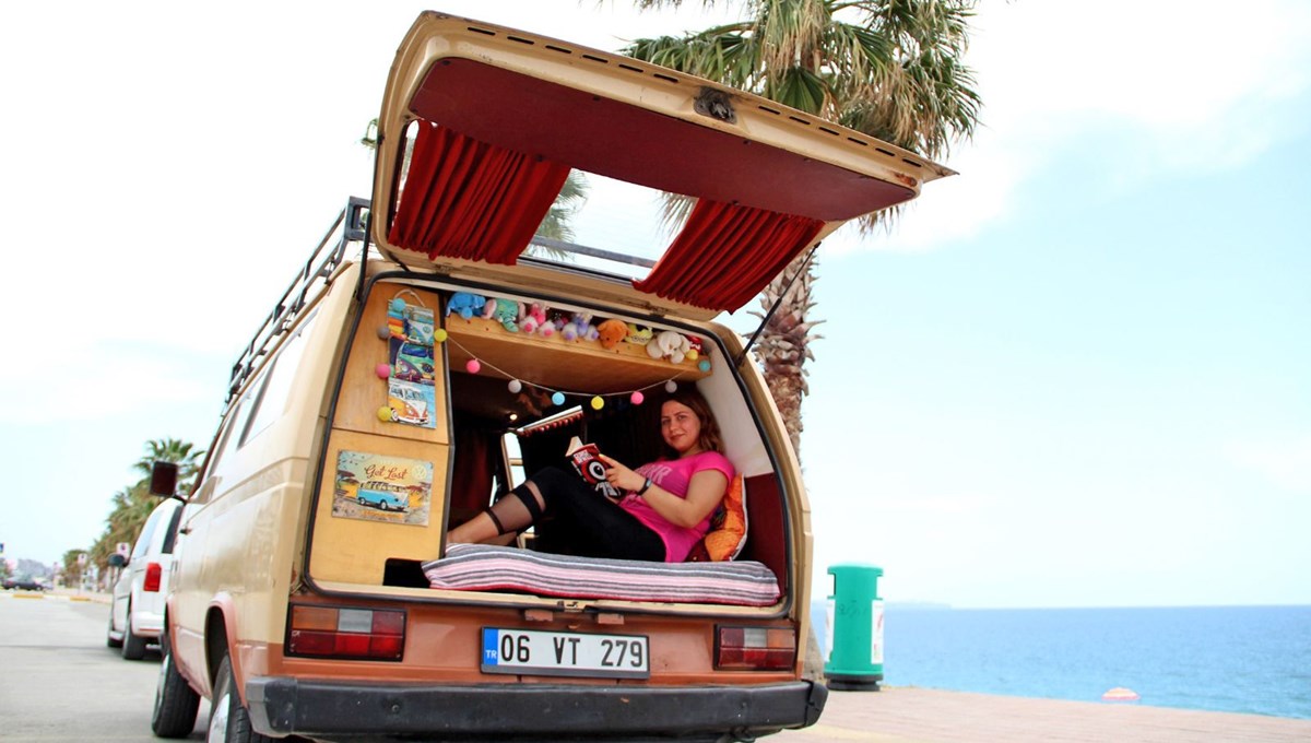 Klasik otomobil ile karavan hayalini birleştirdi, evi karavanı oldu