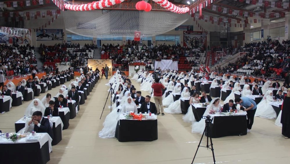 Kahramanmaraş’ta 100 depremzede çift için toplu nikah töreni Kahramanmaraş’ta 100 depremzede çift için toplu nikah töreni