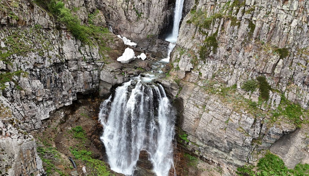 Artvin'in saklı güzelliği: Bazgiret Şelalesi en coşkulu döneminde