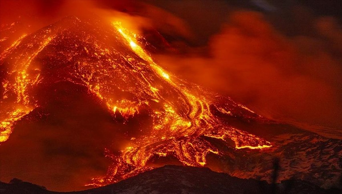 İtalya'da Etna Yanardağı yeniden faaliyete geçti İtalya'da Etna Yanardağı yeniden faaliyete geçti