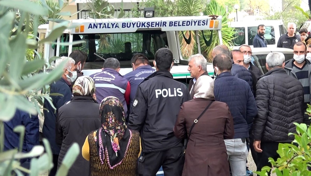 Eşini öldürüp sabaha kadar başında bekledi
