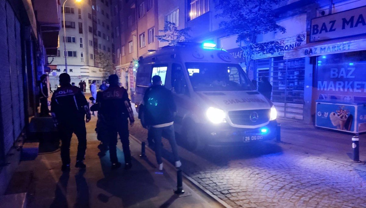 Eskişehir'de bıçaklı saldırıya uğrayan kişi yaralandı Eskişehir'de bıçaklı saldırıya uğrayan kişi yaralandı