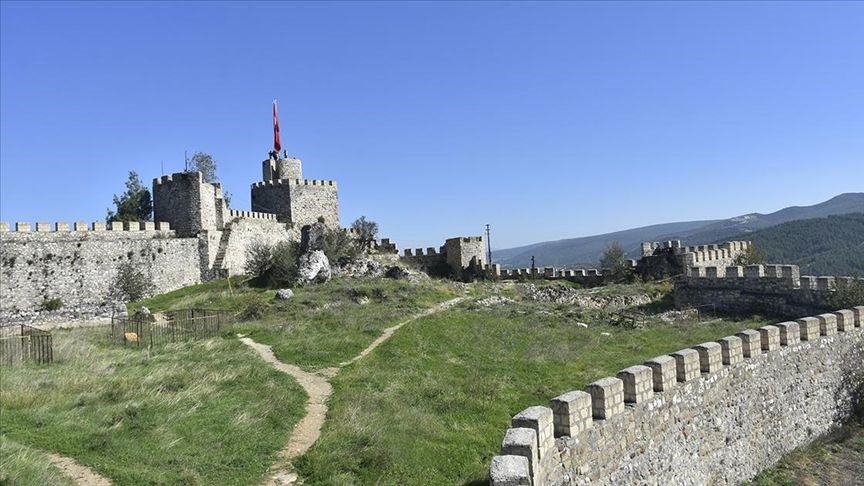 Sarp kayalıklar üzerine kurulu Boyabat Kalesi dikkat çekiyor