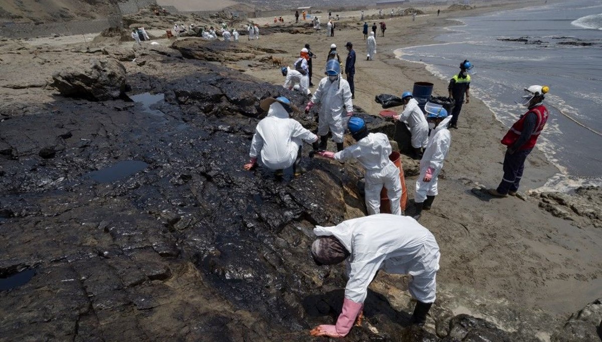 Tonga'daki yanardağ patlaması Peru'da çevre felaketine neden oldu: Ülkenin kıyıları siyaha büründü
