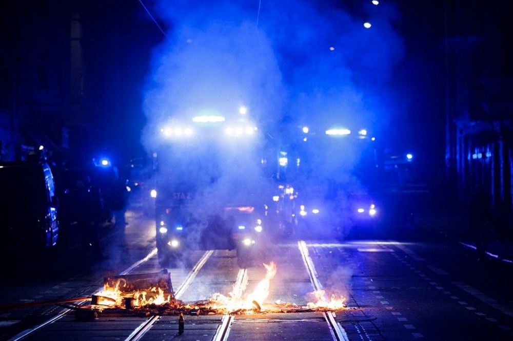 Almanya'da sokaklar karıştı: Barikatlar kuruldu, ateşler yakıldı - 7