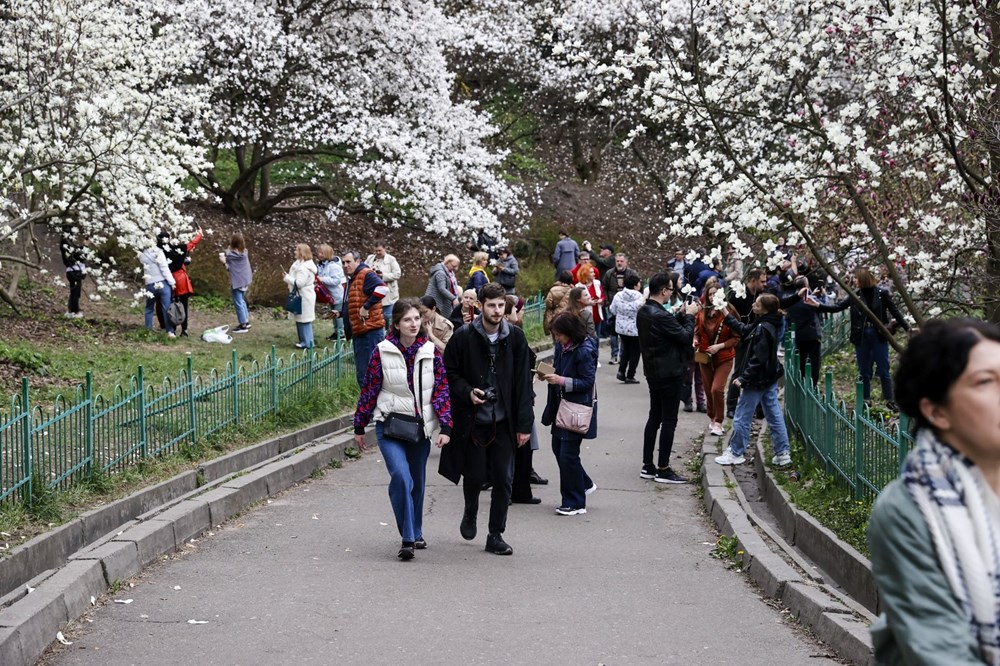 Savaşın gölgesindeki Ukrayna'nın başkenti Kiev'in caddeleri canlanmaya başladı - 3