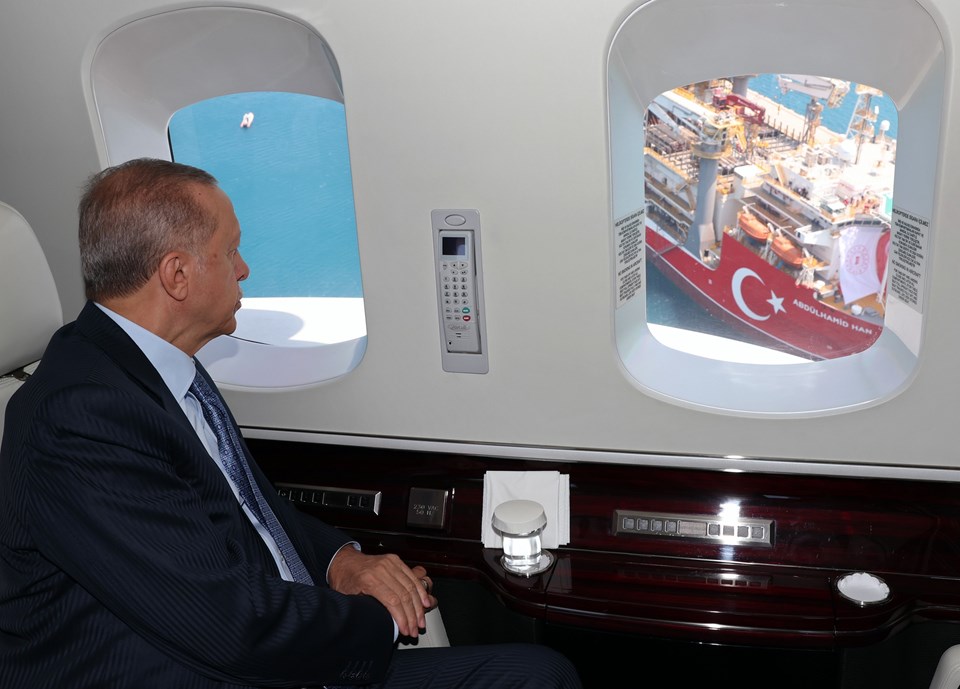 Gemiye helikopterle gelen Erdoğan, öncesinde havadan incelemelerde bulundu.
