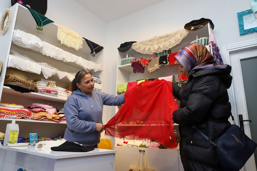 İğne ve iplikle ailesinin geçimini sağlıyor: Hem eşine bakıyor hem de el emeği ürünler üretiyor - 1