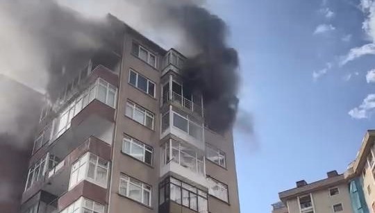 Kadıköy'de 10 katlı binada yangın