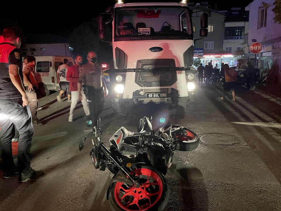 Muğla'da çöp kamyonuyla çarpışan motosikletin sürücüsü yaşamını yitirdi - 1