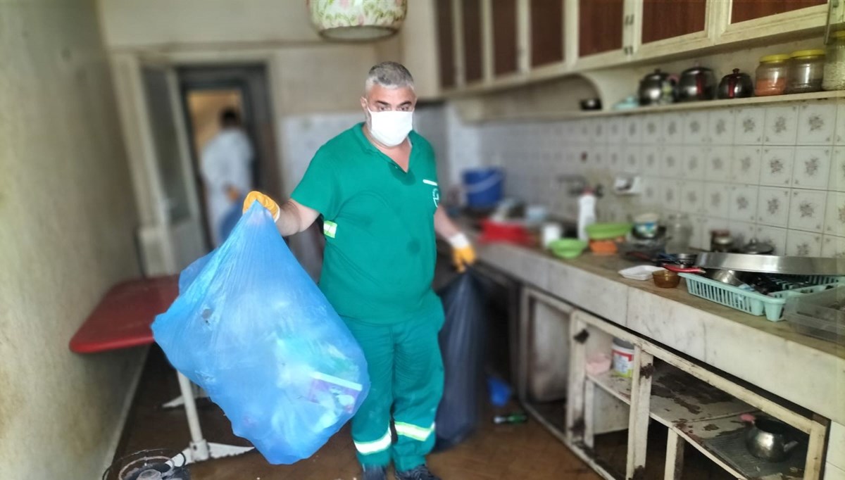 Kötü koku apartmanı sardı! 3 ton çöp çıkarıldı Kötü koku apartmanı sardı! 3 ton çöp çıkarıldı
