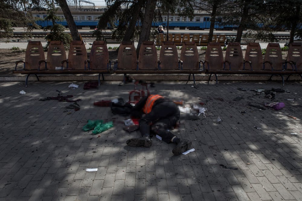 Rusya Ukrayna'da Kramatorsk tren garını vurdu: Olay yerinden fotoğraflar - 12