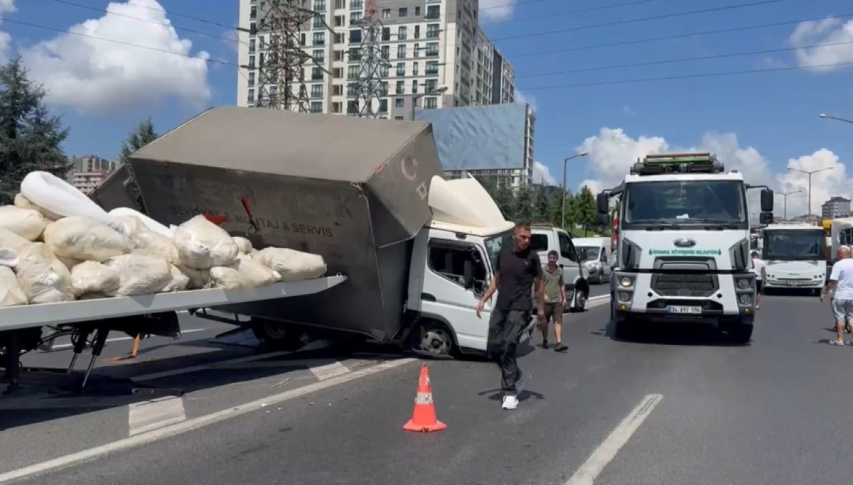 TEM'de kamyonet devrildi: Trafik durma noktasına geldi TEM'de kamyonet devrildi: Trafik durma noktasına geldi