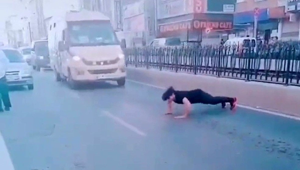 İstanbul'da trafiği kesip yolda şınav çeken kişi sınır dışı edilecek