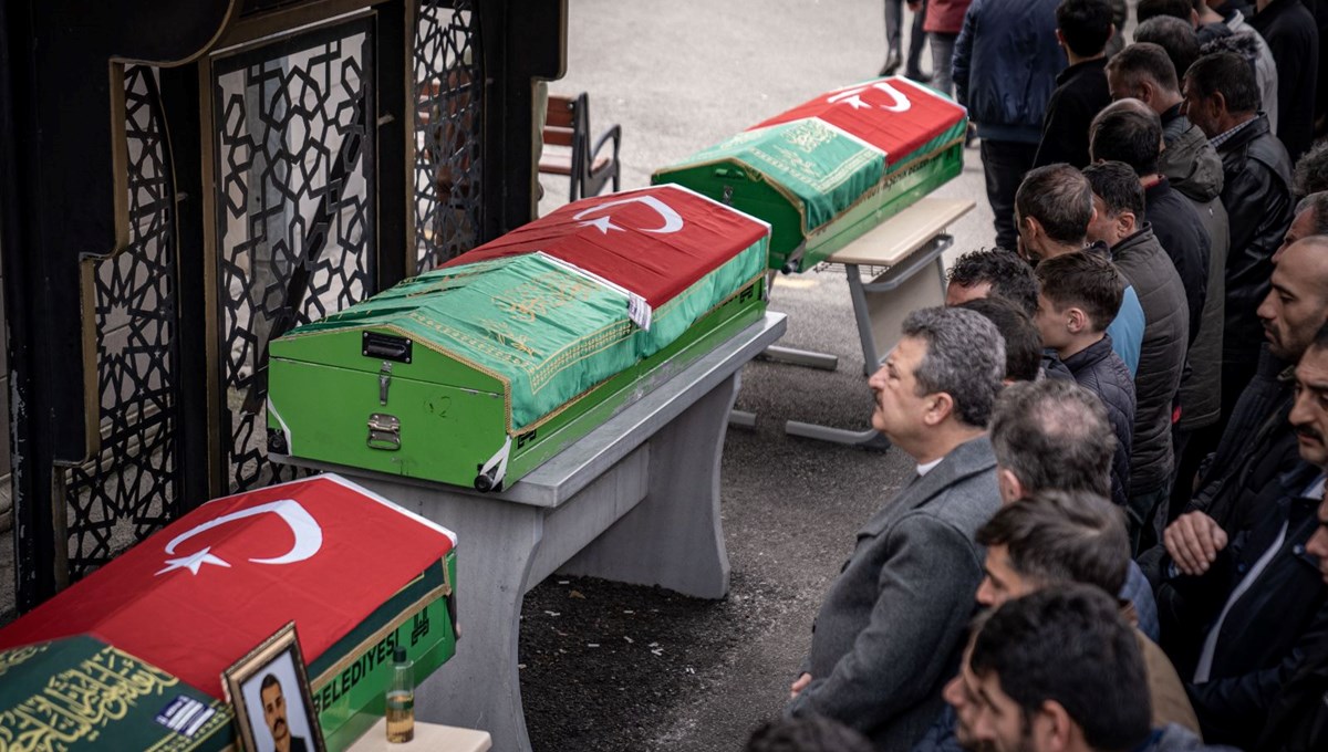 Erzurum’daki kazada yaşamını yitirenler toprağa verildi Erzurum’daki kazada yaşamını yitirenler toprağa verildi