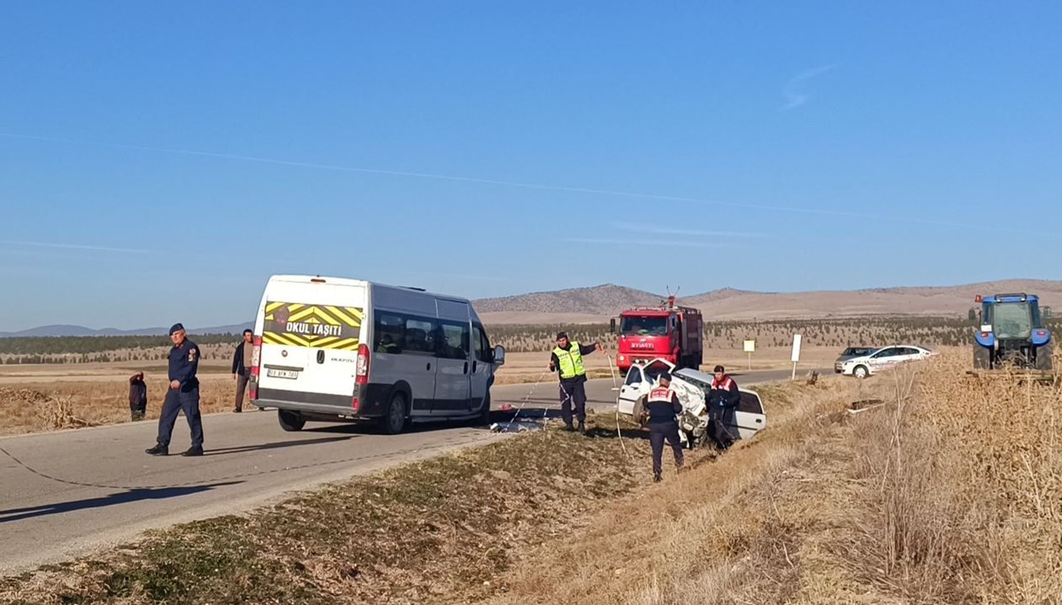 Servis aracı otomobille çarpıştı: 3 kişi öldü, 2 kişi ağır yaralandı