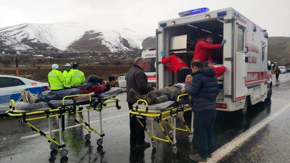 Van’da yolcu midibüsü şarampole devrildi: 20 yaralı - 3