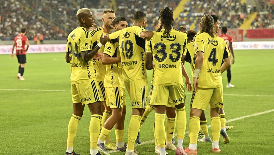Fenerbahçe'nin UEFA Avrupa Ligi kadrosu belli oldu: 8 isim listeye yazılmadı!