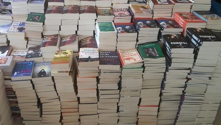 Megakentte 90 bini aşkın korsan kitap ele geçirildi