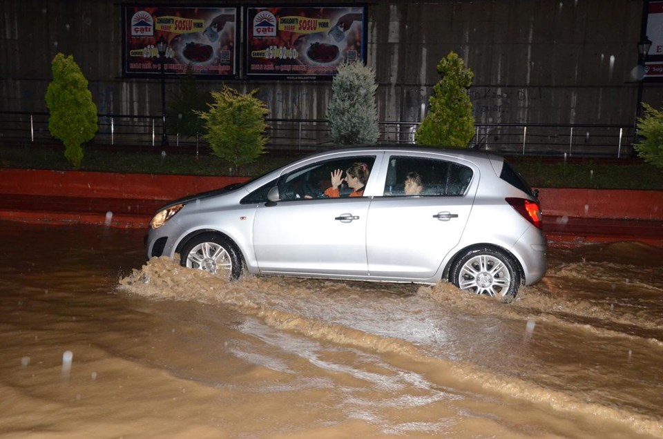 Zonguldak'ta şiddetli yağış, araçlar mahsur kaldı - 2