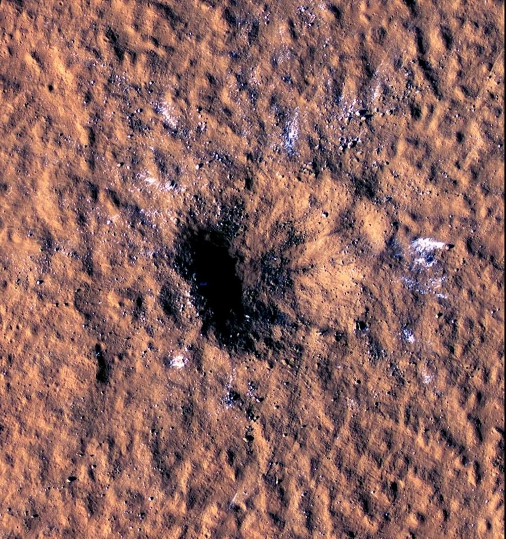 Mars'a çarpan meteorun etkisi şaşırttı: Devasa krater fotoğraflandı - 3