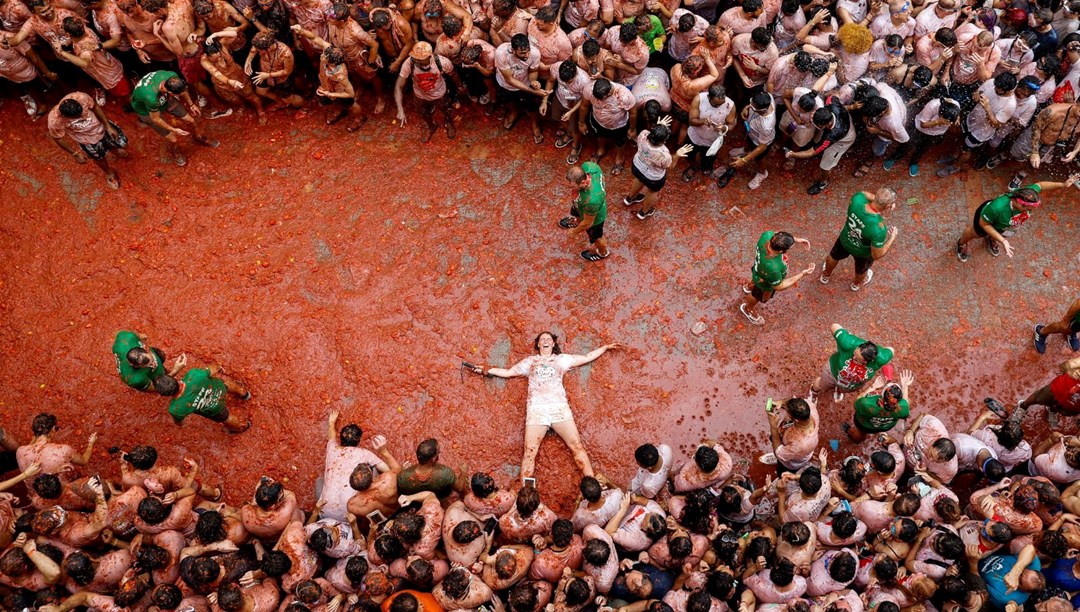 İspanya'da "La Tomatina" festivali: 120 ton domates havada uçuştu