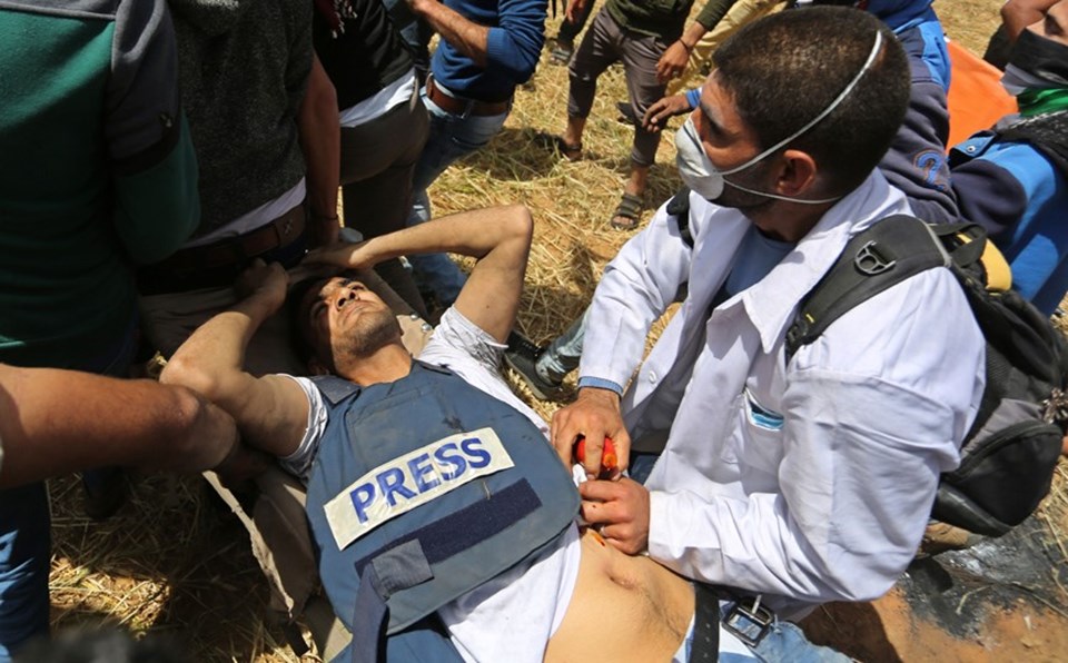 Gazze sınırında yaralanan Filistinli gazeteci hayatını kaybetti - 1