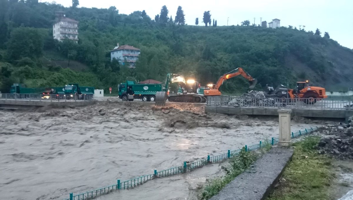 Karadeniz'de sel tehlikesi: 3 ilde eğitime sağanak arası Karadeniz'de sel tehlikesi: 3 ilde eğitime sağanak arası