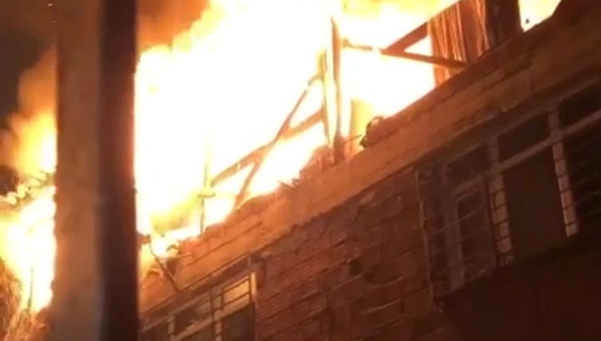 Gaziosmanpaşa'da korkutan yangın: Kömürlükte başladı, yan binanın çatısına sıçradı
