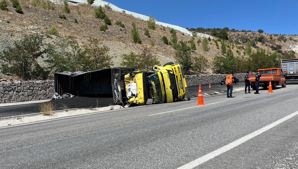 Çankırı'da kömür tozu yüklü TIR devrildi Çankırı'da kömür tozu yüklü TIR devrildi