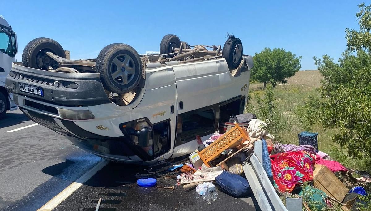 Mevsimlik işçileri taşıyan minibüs takla attı: 15 kişi yaralandı