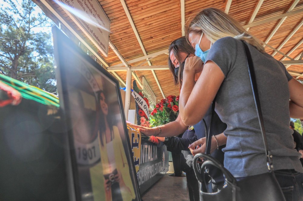Sunucu Dilay Kemer son yolculuğuna uğurlandı - 1