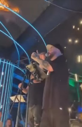 Gece kulübündeki yangının çıkma anları etkinliğe katılanlar tarafından görüntülendi.