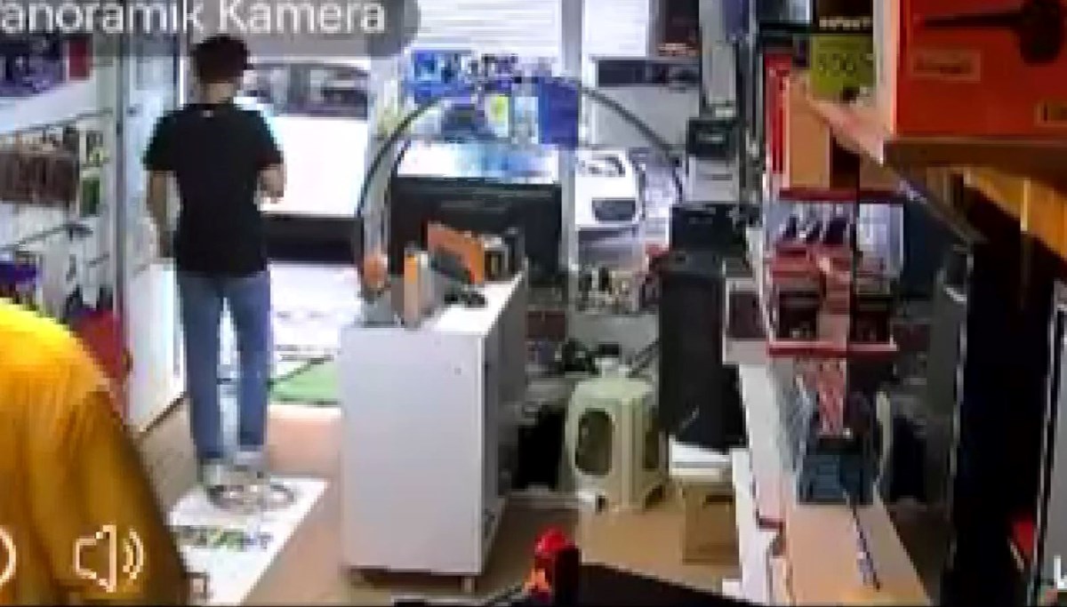 Konsol çalanları yakalamak isterken telefonundan da oldu