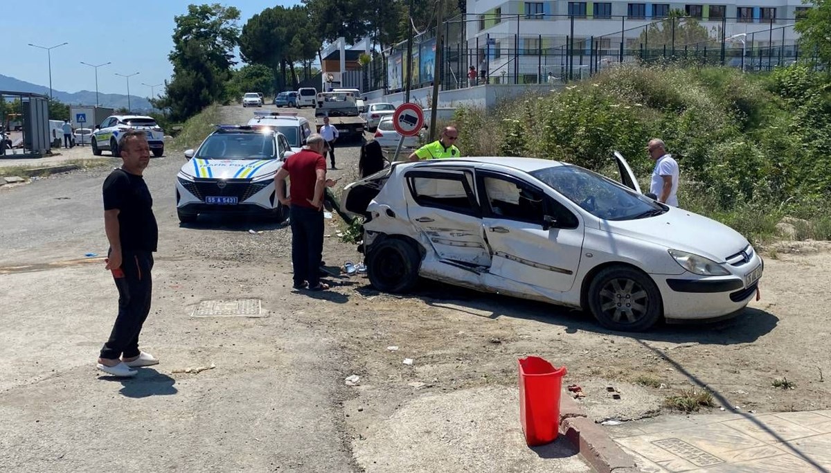 Polis otosuyla otomobil çarpıştı