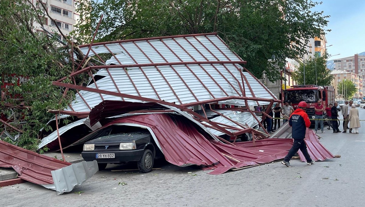 Muş'ta fırtına çatıları uçurdu: 3 araç zarar gördü