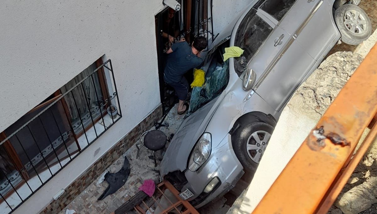İki çocuk otomobili apartman boşluğuna düşürdü İki çocuk otomobili apartman boşluğuna düşürdü